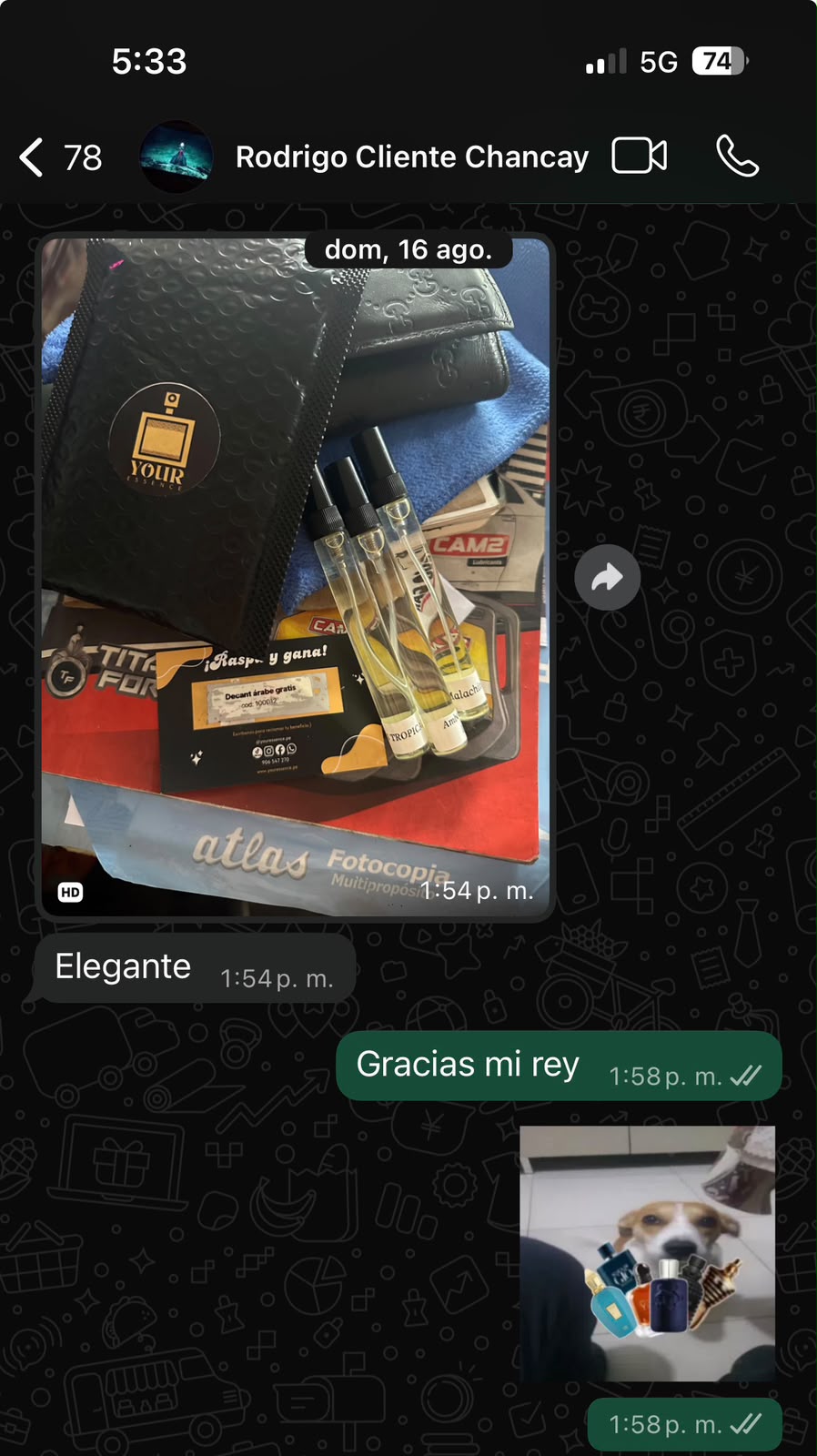 Cliente mostrando un pedido recibido de Your Essence